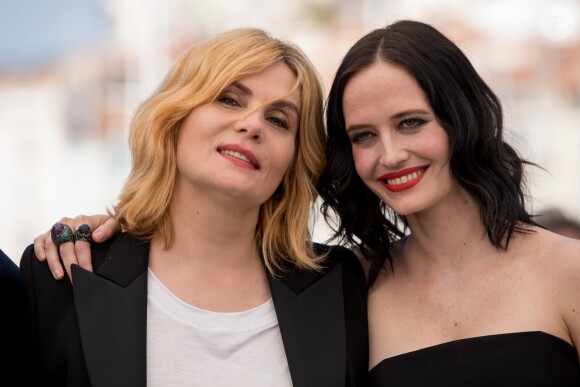 Emmanuelle Seigner et Eva Green - Photocall du film "D'Après Une Histoire Vraie" lors du 70e Festival International du Film de Cannes le 27 mai 2017