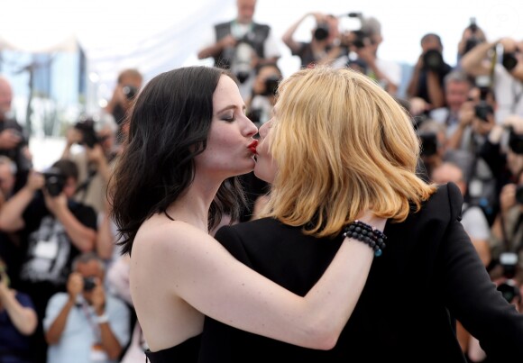 Emmanuelle Seigner, Eva Green au photocall de "D'Après Une Histoire Vraie" lors du 70e Festival International du Film de Cannes, le 27 mai 2017. © Borde-Jacovides-Moreau/Bestimage