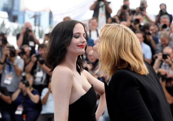 Emmanuelle Seigner, Eva Green au photocall de "D'Après Une Histoire Vraie" lors du 70e Festival International du Film de Cannes, le 27 mai 2017. © Borde-Jacovides-Moreau/Bestimage
