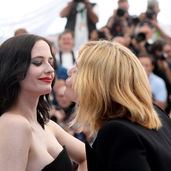 Emmanuelle Seigner, Eva Green au photocall de "D'Après Une Histoire Vraie" lors du 70e Festival International du Film de Cannes, le 27 mai 2017. © Borde-Jacovides-Moreau/Bestimage