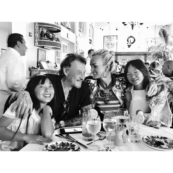 Laeticia Hallyday déjeune avec son mari Johnny et leurs filles Jade et Joy - Photo publiée sur Instagram le 26 mai 2017