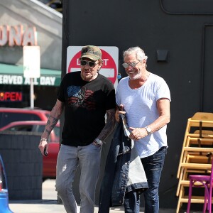 Exclusif - Johnny Hallyday a déjeuné au restaurant 26 Beach à Venice avec son ami Jean-Claude Darmon et son manager Sébastien Farran le 22 avril 2017.