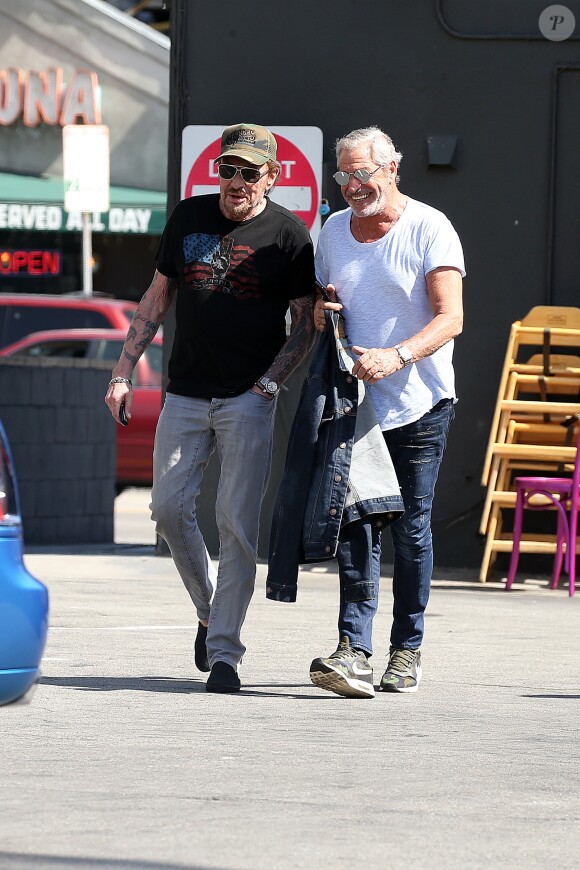 Exclusif - Johnny Hallyday a déjeuné au restaurant 26 Beach à Venice avec son ami Jean-Claude Darmon et son manager Sébastien Farran le 22 avril 2017.