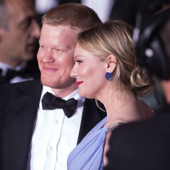 Kirsten Dunst et son compagnon Jesse Plemons sur les marches du film "Les proies" lors du 70e Festival International du Film de Cannes. Le 24 mai 2017. © Borde-Jacovides-Moreau / Bestimage