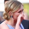 Kirsten Dunst sèche ses larmes avec Sofia Coppola - Montée des marches du film "Les proies" lors du 70e Festival International du Film de Cannes. Le 24 mai 2017.