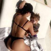 Kourtney Kardashian maman sexy et câline, Scott Disick prolonge la fête