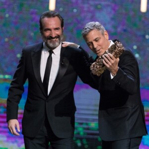 Jean Dujardin - George Clooney (montre Omega) reçoit un César d'honneur à la 42ème cérémonie des César à la salle Pleyel à Paris le 24 février 2017. © Olivier Borde / Dominique Jacovides / Bestimage