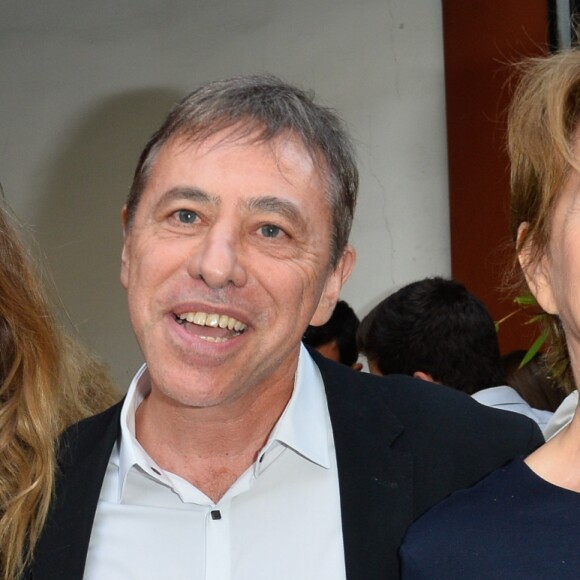 Louis-Michel Colla entre Nathalie Baye et sa fille Laura Smet - Générale de la pièce "Ça coule de source" écrite par Louis-Michel Colla au théâtre de la Gaîté-Montparnasse à Paris, le 30 mai 2017. © Coadic Guirec/Bestimage
