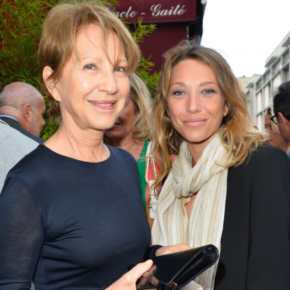 Nathalie Baye et sa fille Laura Smet - Générale de la pièce "Ça coule de source" écrite par Louis-Michel Colla au théâtre de la Gaîté-Montparnasse à Paris, le 30 mai 2017. © Coadic Guirec/Bestimage