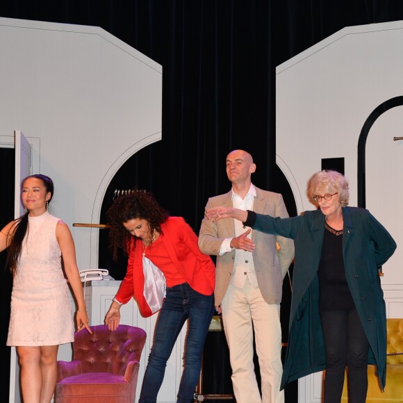 Leanna Chea, Ana Pievic, Xavier Simonin, Marie Montoya, Hervé Dipari avec Marion Sarraut (metteur en scène) - Générale de la pièce "Ça coule de source" écrite par Louis-Michel Colla au théâtre de la Gaîté-Montparnasse à Paris, le 30 mai 2017. © Coadic Guirec/Bestimage