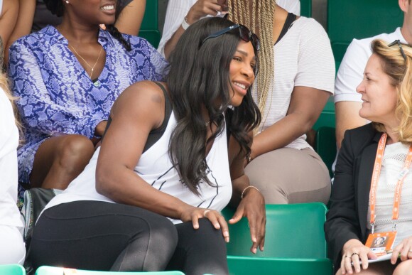 Serena Williams, enceinte, assiste à la rencontre Venus Williams v Kurumi Nara à Roland Garros. Paris, le 31 mai 2017.