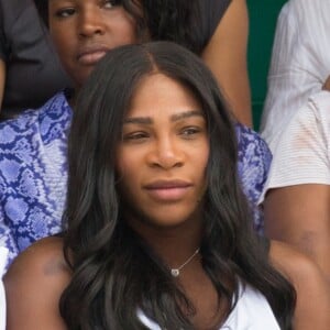 Serena Williams, enceinte, assiste à la rencontre Venus Williams v Kurumi Nara à Roland Garros. Paris, le 31 mai 2017.