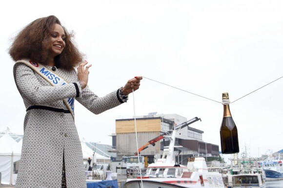 La Miss France 2017, Alicia Ayliès, marraine du navire La Résolue, a participé à une cérémonie d'inauguration (avec du champagne) du navire, le 30 mai 2017 à Boulogne-sur-Mer. Crédit photo : Catherine AMAT MOAL