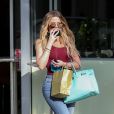 Khloe Kardashian se cache le visage avec son téléphone à la sortie d'un rendez vous chez le médecin à Beverly Hills, le 1er juin 2017