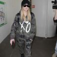 Khloe Kardashian arrive à l'aéroport de LAX à Los Angeles. Khloe porte un sac à dos de la marque Louis Vuitton. Le 11 mai 2017