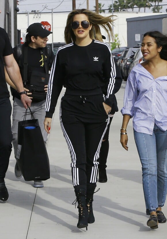 Khloe Kardashian porte un jogging Adidas et des bottines à talons à la sortie d'un studio d’enregistrement à Culver City, le 6 avril 2017