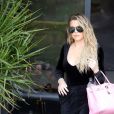 Khloe Kardashian à la sorite d'un immeuble à Los Angeles. Khloe porte un sac rose bonbon de la marque Hermès. Le 22 mars 2017