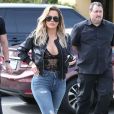 Khloe Kardashian arrive dans les studios de tournage pour leur émission 'Keeping Up With The Kardashian's' à Los Angeles le 10 mars 2017.