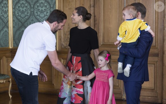 La princesse Estelle, très professionnelle. L'équipe de Suède de hockey sur glace était reçue le 22 mai 2017 au palais royal à Stockholm par la princesse Victoria, le prince Daniel et leurs enfants la princesse Estelle et le prince Oscar ainsi que le prince Carl Philip, au lendemain de son titre de championne du monde.
