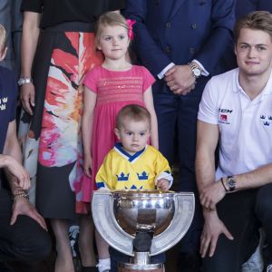 Le prince Oscar en mode champion du monde en herbe avec ses parents et sa soeur Estelle. L'équipe de Suède de hockey sur glace était reçue le 22 mai 2017 au palais royal à Stockholm par la princesse Victoria, le prince Daniel et leurs enfants la princesse Estelle et le prince Oscar ainsi que le prince Carl Philip, au lendemain de son titre de championne du monde.