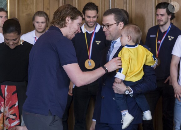Le prince Oscar, futur hockeyeur de haut niveau ? L'équipe de Suède de hockey sur glace était reçue le 22 mai 2017 au palais royal à Stockholm par la princesse Victoria, le prince Daniel et leurs enfants la princesse Estelle et le prince Oscar ainsi que le prince Carl Philip, au lendemain de son titre de championne du monde.