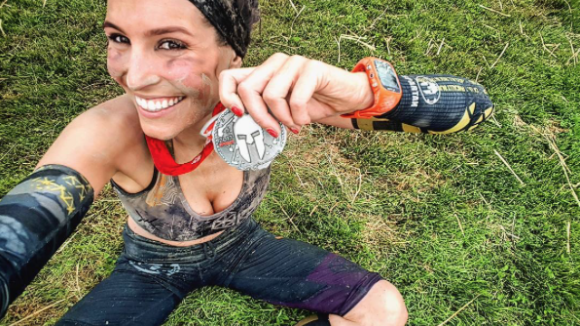 Laury Thilleman : Couverte de boue mais triomphante à la Spartan Race !