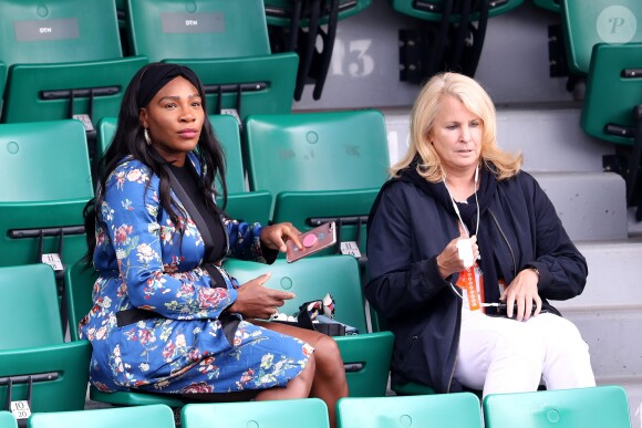 Serena Williams, enceinte, dans les tribunes de Roland-Garros à Paris le 2 juin 2017 lors du match de sa soeur Venus Williams. © Cyril Moreau / Dominique Jacovides / Bestimage
