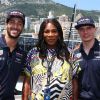 Serena Williams entourée de Daniel Ricciardo et Max Verstappen au Grand Prix de Monaco le 28 mai 2017.