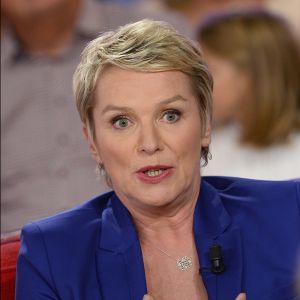 Elise Lucet lors de l'enregistrement de l'émission "Vivement Dimanche" à Paris le 23 Septembre 2015 et qui a été diffusée le 27 Septembre 2015.