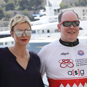 La princesse Charlene, blessée au poignet, et le prince Albert II de Monaco, qui l'a remplacée, lors de la 1re édition du Riviera Water Bike Challenge disputé en mer entre Nice et Monaco, le 4 juin 2017, au profit des actions de la Fondation Princesse Charlene de Monaco. © Claudia Albuquerque / Bestimage