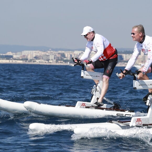 Le prince Albert II de Monaco et David Coulthard lors de la 1re édition du Riviera Water Bike Challenge disputé en mer entre Nice et Monaco, le 4 juin 2017, au profit des actions de la Fondation Princesse Charlene de Monaco. © Claudia Albuquerque / Bestimage