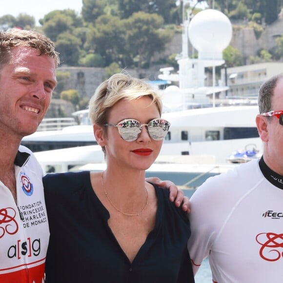 Terence Parkin, la princesse Charlene et le prince Albert II de Monaco lors de la 1re édition du Riviera Water Bike Challenge disputé en mer entre Nice et Monaco, le 4 juin 2017, au profit des actions de la Fondation Princesse Charlene de Monaco. © Claudia Albuquerque / Bestimage