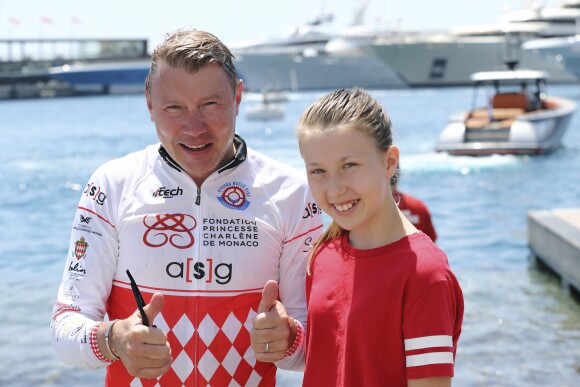 Mika Häkkinen et sa fille lors de la 1re édition du Riviera Water Bike Challenge disputé en mer entre Nice et Monaco, le 4 juin 2017, au profit des actions de la Fondation Princesse Charlene de Monaco. © Claudia Albuquerque / Bestimage