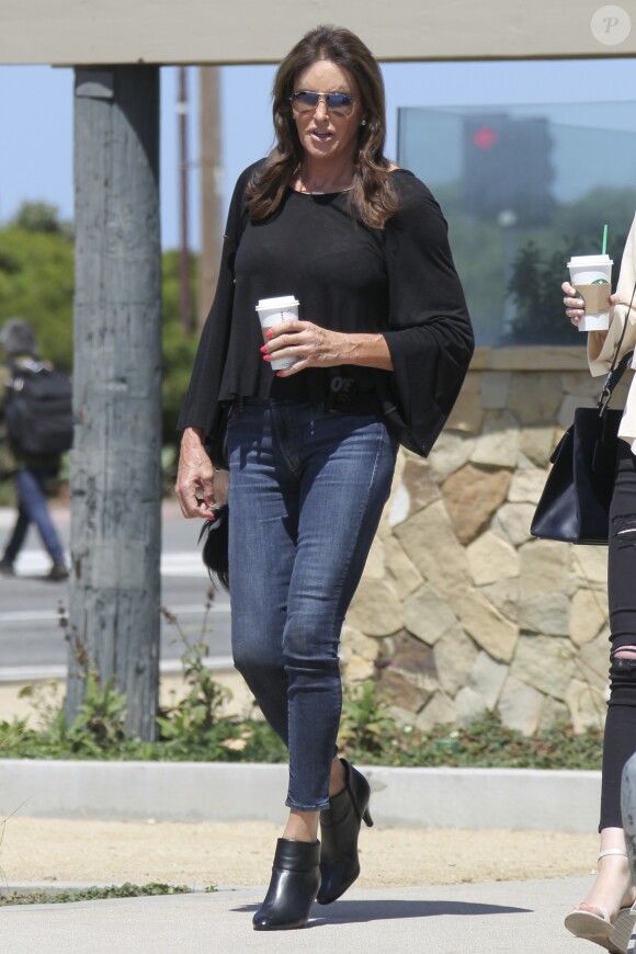 Caitlyn Jenner est allée avec une amie prendre un café dans la matinée à emporter à Malibu, le 16 mai 2017. © CPA/Bestimage