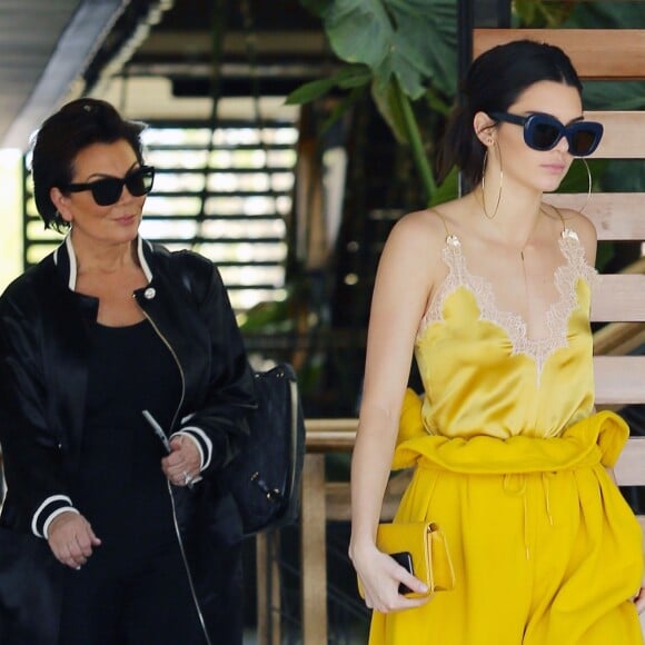 Kris Jenner avec sa fille Kendall Jenner sur le tournage de leur télé réalité 'Keeping Up With The Kardashians' à Thousand Oaks, le 15 mars 2017