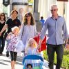 Exclusif - L'acteur Eric Dane et sa femme Rebecca Gayheart avec leurs filles Billie et Georgia font du shopping à Hollywood le 2 Avril 2016.