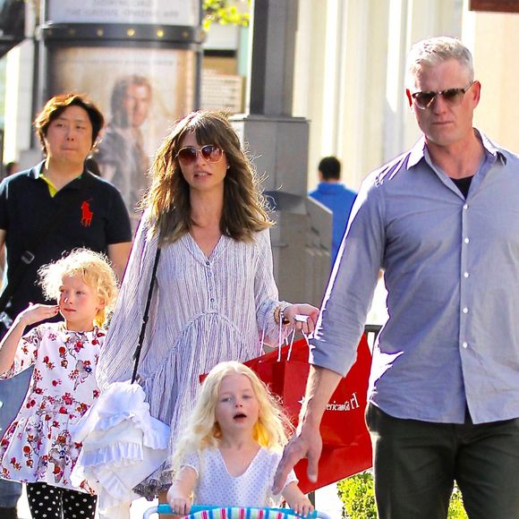 Exclusif - L'acteur Eric Dane et sa femme Rebecca Gayheart avec leurs filles Billie et Georgia font du shopping à Hollywood le 2 Avril 2016.