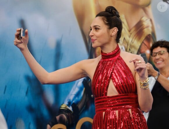 Gal Gadot (selfie) à la première de 'Wonder Woman' au théâtre Pantages à Hollywood, le 25 mai 2017 © Chris Delmas/Bestimage