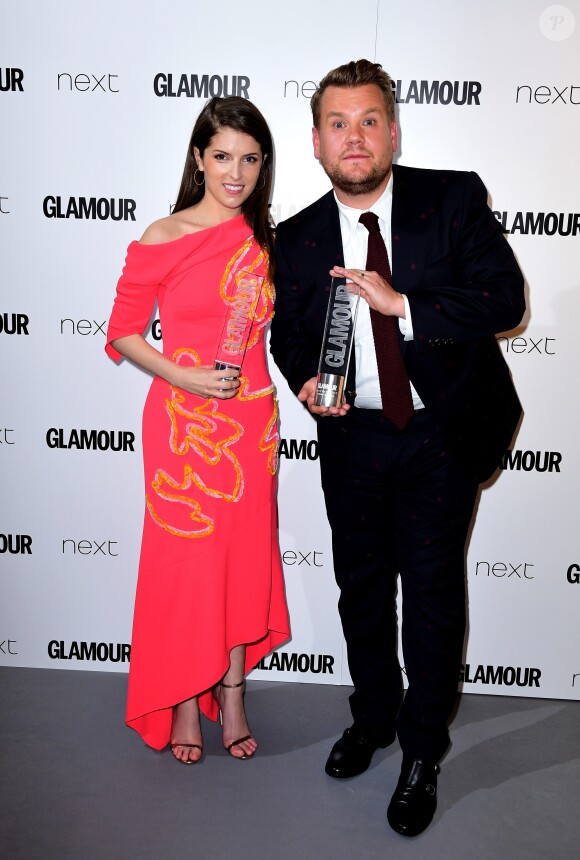 Anna Kendrick (lauréate du Writer Award) et James Corden (Man Of The Year Award) - "Glamour Awards 2017" à Berkeley Square. Londres, le 6 juin 2017.
