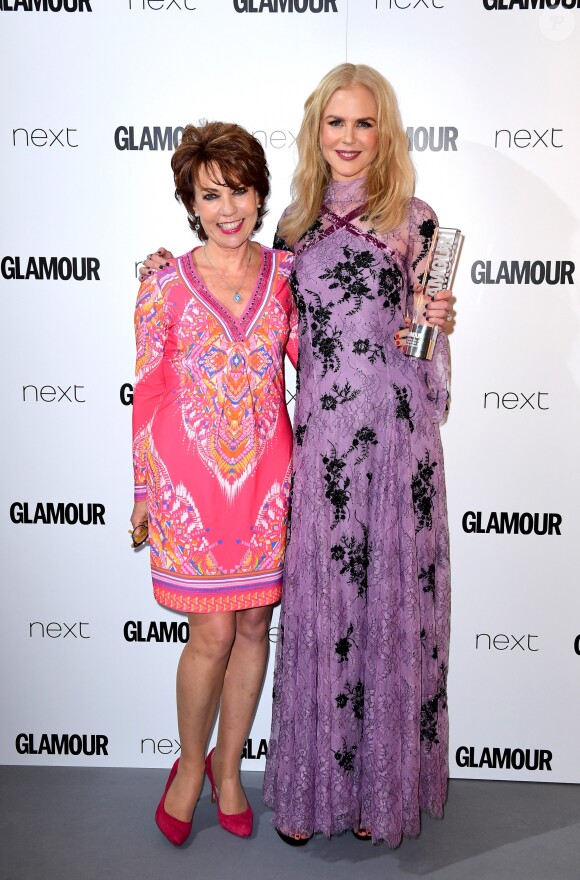 Nicole Kidman (Film Actress Award) et Kathy Lette - "Glamour Awards 2017" à Berkeley Square. Londres, le 6 juin 2017.