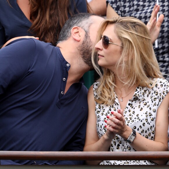 François-Xavier Demaison et sa compagne Anaïs Tihay dans les tribunes lors des internationaux de France de Roland Garros à Paris, le 30 mai 2017. © - Dominique Jacovides - Cyril Moreau/ Bestimage