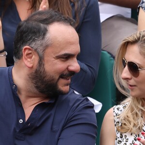 François-Xavier Demaison et sa compagne Anaïs Tihay dans les tribunes lors des internationaux de France de Roland Garros à Paris, le 30 mai 2017. © - Dominique Jacovides - Cyril Moreau/ Bestimage Celelbrities during the Roland Garros 2017 French Open in Paris, on May 30, 2017.30/05/2017 - Paris