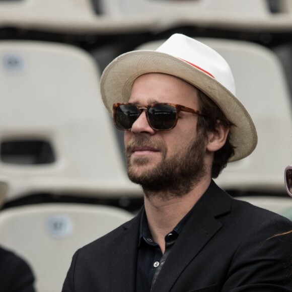 Elodie Frégé et son compagnon Cyril Mokaiesh - Jour 11 - Les célébrités dans les tribunes des internationaux de tennis de Roland Garros à Paris. Le 7 juin 2017 © Jacovides-Moreau / Bestimage