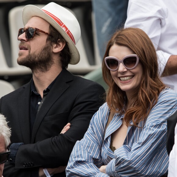 Elodie Frégé et son compagnon Cyril Mokaiesh - Jour 11 - Les célébrités dans les tribunes des internationaux de tennis de Roland Garros à Paris. Le 7 juin 2017 © Jacovides-Moreau / Bestimage