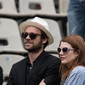 Elodie Frégé et son compagnon Cyril Mokaiesh - Jour 11 - Les célébrités dans les tribunes des internationaux de tennis de Roland Garros à Paris. Le 7 juin 2017 © Jacovides-Moreau / Bestimage