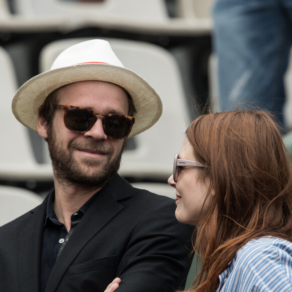 Elodie Frégé et son compagnon Cyril Mokaiesh - Jour 11 - Les célébrités dans les tribunes des internationaux de tennis de Roland Garros à Paris. Le 7 juin 2017 © Jacovides-Moreau / Bestimage