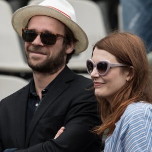 Elodie Frégé et son compagnon Cyril Mokaiesh - Jour 11 - Les célébrités dans les tribunes des internationaux de tennis de Roland Garros à Paris. Le 7 juin 2017 © Jacovides-Moreau / Bestimage