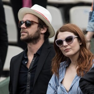 Elodie Frégé et son compagnon Cyril Mokaiesh - Jour 11 - Les célébrités dans les tribunes des internationaux de tennis de Roland Garros à Paris. Le 7 juin 2017 © Jacovides-Moreau / Bestimage