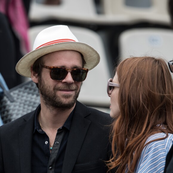 Elodie Frégé et son compagnon Cyril Mokaiesh - Jour 11 - Les célébrités dans les tribunes des internationaux de tennis de Roland Garros à Paris. Le 7 juin 2017 © Jacovides-Moreau / Bestimage