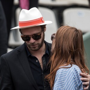 Elodie Frégé et son compagnon Cyril Mokaiesh - Jour 11 - Les célébrités dans les tribunes des internationaux de tennis de Roland Garros à Paris. Le 7 juin 2017 © Jacovides-Moreau / Bestimage